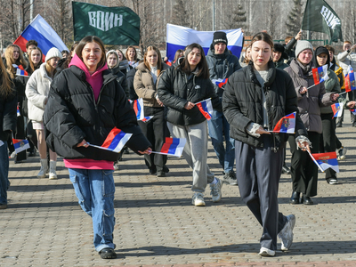 Кырымның Россия белән берләшүенең 10 еллыгына багышланган флешмоб, колледж студентлары катнашуында
