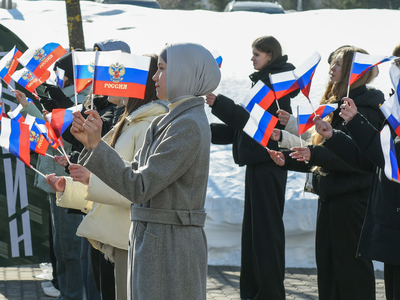 Кырымның Россия белән берләшүенең 10 еллыгына багышланган флешмоб, колледж студентлары катнашуында