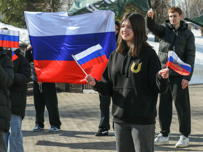 Кырымның Россия белән берләшүенең 10 еллыгына багышланган флешмоб, колледж студентлары катнашуында