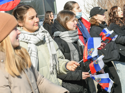 Кырымның Россия белән берләшүенең 10 еллыгына багышланган флешмоб, колледж студентлары катнашуында