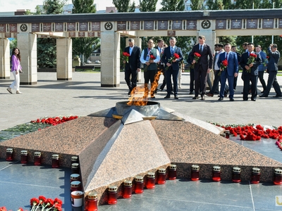 Laying flowers at the memorial by Russian Sports Minister Mikhail Degtyaryov and participants of the BRICS Games / Pavel Zheleznyak