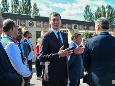 Laying flowers at the memorial by Russian Sports Minister Mikhail Degtyaryov and participants of the BRICS Games / Pavel Zheleznyak