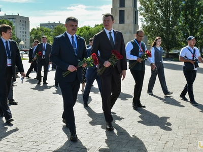 Laying flowers at the memorial by Russian Sports Minister Mikhail Degtyaryov and participants of the BRICS Games / Pavel Zheleznyak
