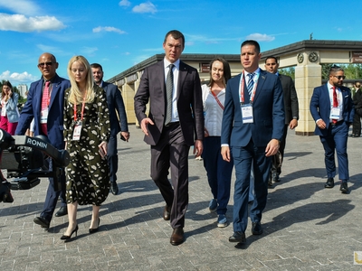 Laying flowers at the memorial by Russian Sports Minister Mikhail Degtyaryov and participants of the BRICS Games / Pavel Zheleznyak