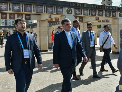Laying flowers at the memorial by Russian Sports Minister Mikhail Degtyaryov and participants of the BRICS Games / Pavel Zheleznyak