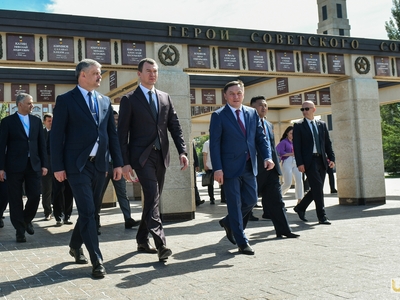 Laying flowers at the memorial by Russian Sports Minister Mikhail Degtyaryov and participants of the BRICS Games / Pavel Zheleznyak