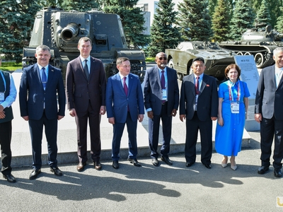 Laying flowers at the memorial by Russian Sports Minister Mikhail Degtyaryov and participants of the BRICS Games / Pavel Zheleznyak