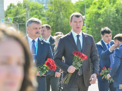 Laying flowers at the memorial by Russian Sports Minister Mikhail Degtyaryov and participants of the BRICS Games / Pavel Zheleznyak