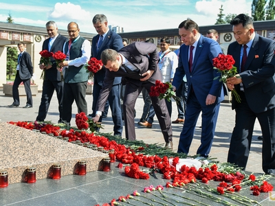 Laying flowers at the memorial by Russian Sports Minister Mikhail Degtyaryov and participants of the BRICS Games / Pavel Zheleznyak