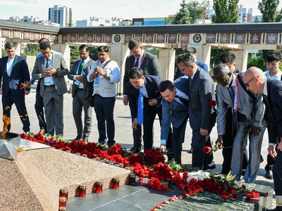 Laying flowers at the memorial by Russian Sports Minister Mikhail Degtyaryov and participants of the BRICS Games / Pavel Zheleznyak
