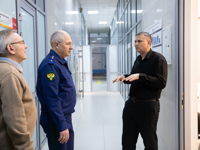Визит первого зампрокурора РТ Алексея Заики в университет и товарищеский матч со сборной прокуратуры РТ по юнифайд-флорболу / пресс-служба минспорта РТ