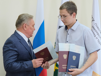 Вручение дипломов об окончании интегрированной программы подготовки / пресс-служба Поволжского университета