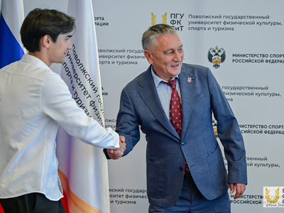 Вручения лицензионных карточек и дипломов УЕФА / Павел Железняк