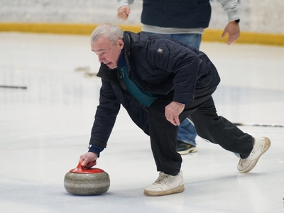 Сотрудники и преподаватели соревновались в керлинге в рамках «Здоровой среды»