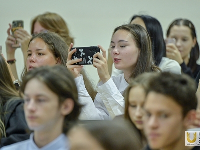 Узнайте, как использовать гаджеты правильно, вместе с «Диктантом здоровья»