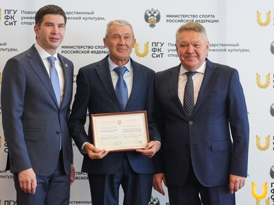 Преподавателей и сотрудников университета наградили именными свидетельствами звания лауреатов электронной доски почета