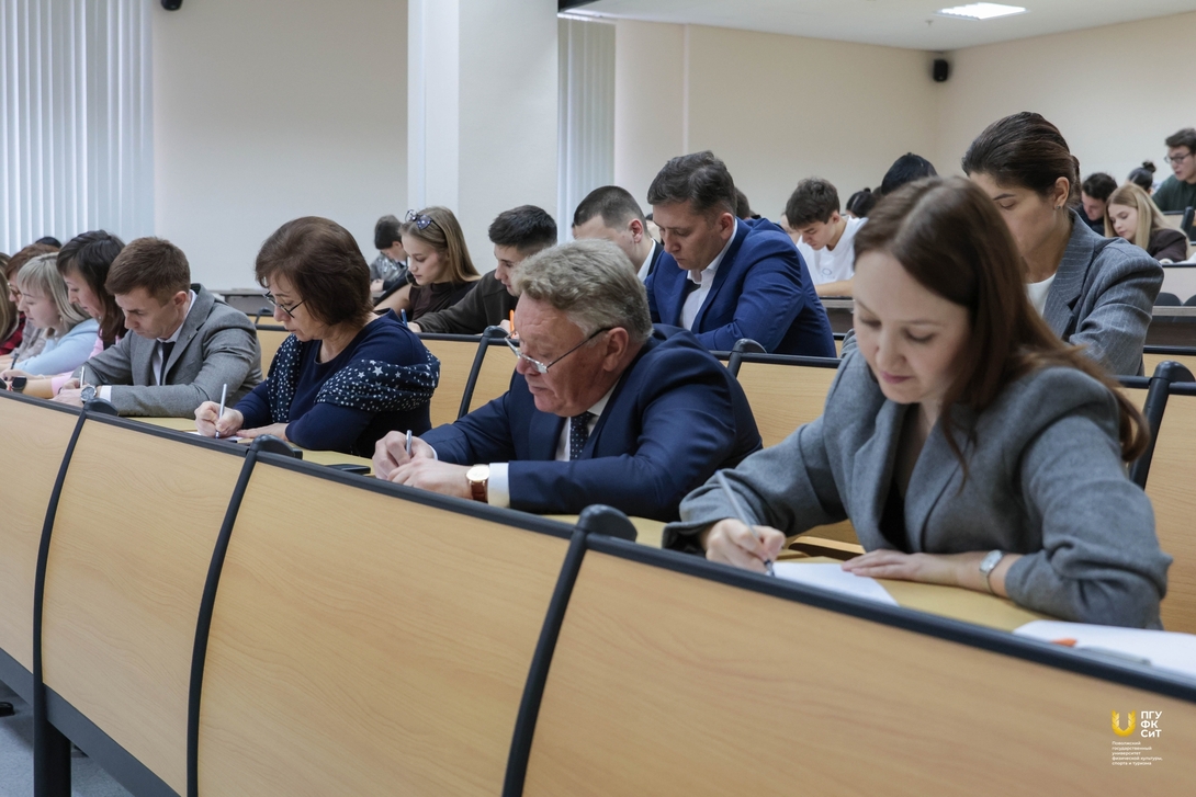 
Ректор, студенты и сотрудники написали юбилейный «Татарча диктант» в стенах университета
