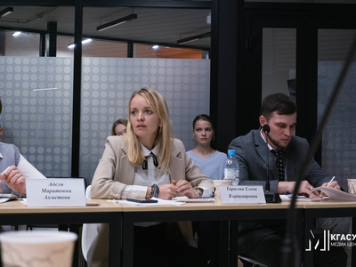 University students take part in a roundtable discussion on the implementation of the plan for the Russian Science Decade
