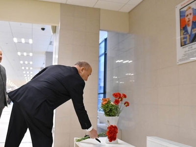 Marat Akhmetov laid flowers at the memorial in honor of the heroically deceased graduate of the Volga Region University Dmitry Usov