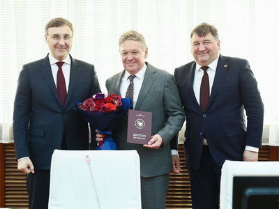 Глава Минобрнауки РФ Валерий Фальков вручил Рафису Бурганову диплом доктора наук