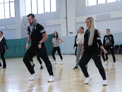 Мы любим буги-вуги, мы танцуем буги-вуги… 