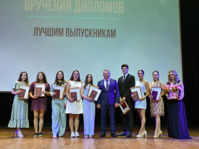 Торжественное вручение дипломов выпускникам