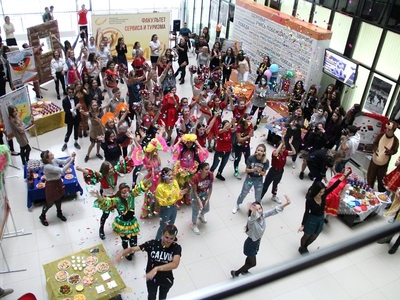 Пончо, сальса, пироги: в академии отметили День туризма 