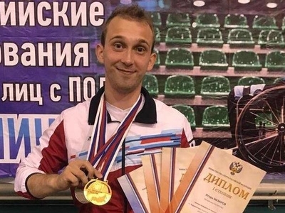 Академия укучысы Олег Донцов пара-бадминтон буенча Рәсәй чемпионы