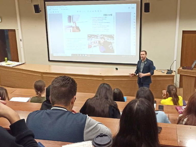 Photo service manager shares experience with KFU students
