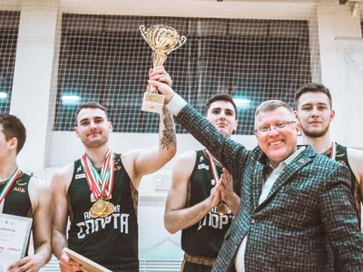 Спорт йөзләрдә: Баскетбол мюзиклын карап, капитан уңышына ирешү