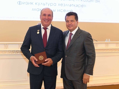 "Зилант» УСК директоры Казан мэры кулыннан бүләк алды