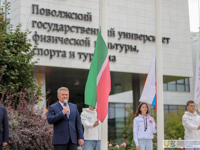 Идел буе университетында яңа традиция-атнаны флаг күтәрү һәм гимн башкару белән башлау