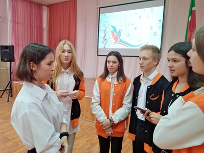 "Студенты - школьникам"