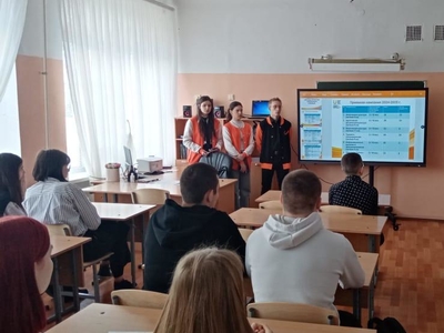 "Студенты - школьникам"