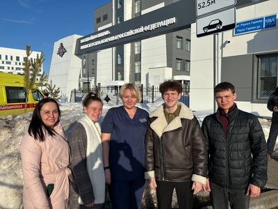 Students of the Volga Region University handed over letters of support to SWO participants in the hospital