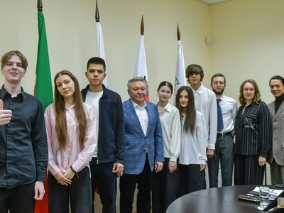 Рафис Борһанов «Патриотлар мәктәбе» студентлар проектына бәя бирде