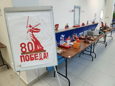 Поволжский открыл выставку студенческих творческих работ, приуроченную к 80-летию Великой Победы