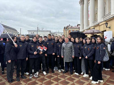 Активисты вуза поздравили ветеранов с 80-летием Великой Победы