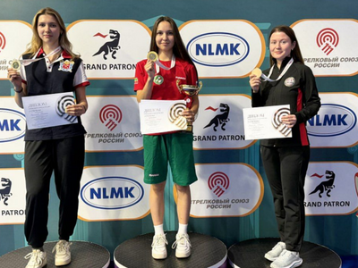  Идел буе студенткасы ядрә белән ату буенча Ачык Россия Кубогы пьедесталында