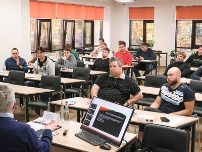 «Почерпнули для себя много нового»: в вузе прошли курсы повышения квалификации по хоккею